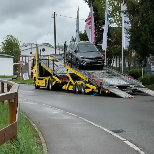 Hochwertiges Fahrzeugtransportschiff für sichere Logistik von Fahrzeugen, spezialisiert auf professionellen Fahrzeugtransport und Fahrzeuglogistik in Deutschland und Europa.