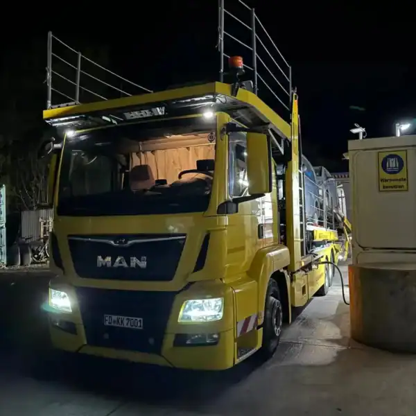 MAN Fahrzeuglogistik mit Spezialtransport, starker LKW für Fahrzeugtransporte, nächtliche Logistik, Fahrzeugmanagement, professionelle Fahrzeuglogistikdienstleistung, zuverlässiges Fahrzeugtransportfahrzeug, ausgeprägte Fahrzeugsicherheit.